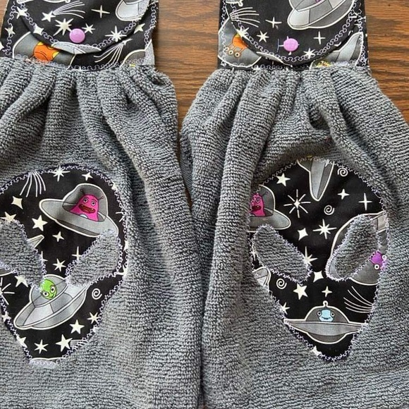 Alien UFO Face Kitchen Hanging Towel Set, Set of 2 Gray Towel - Picture 3 of 3